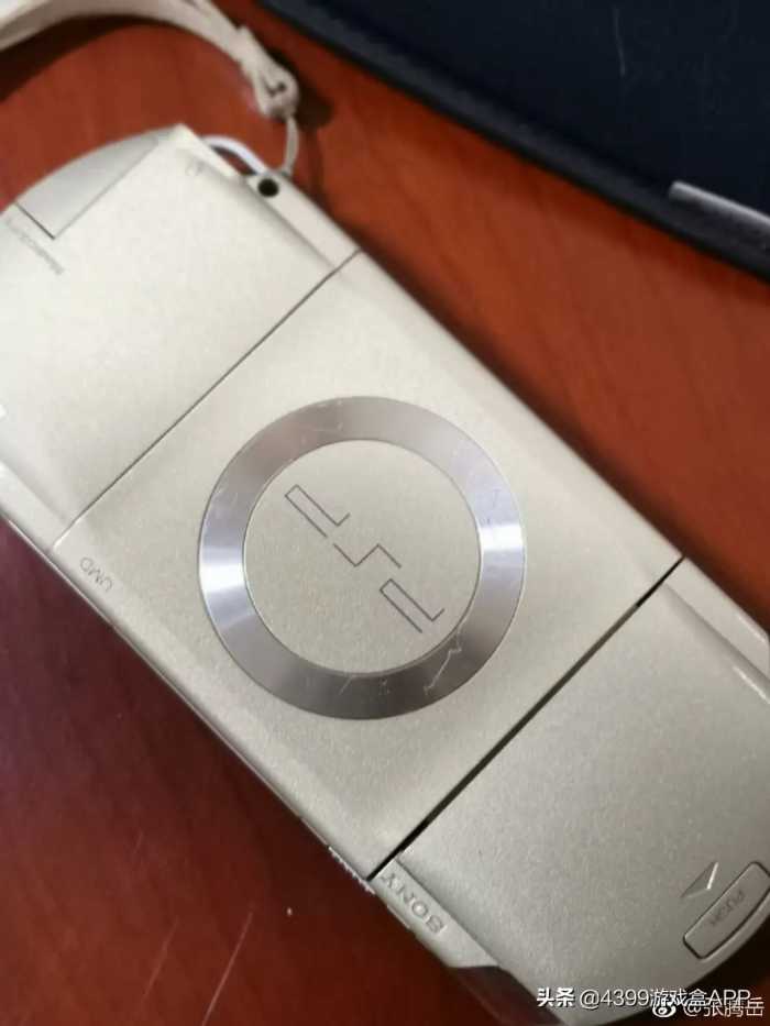 央视主持人翻出十多年前的PSP，竟然能玩《大航海时代4》