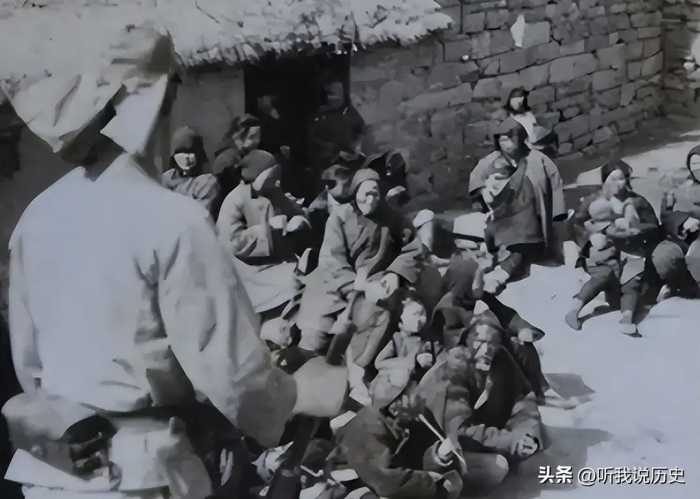 罕见真实老照片：露胸的西藏女奴当众给孩子喂奶，走路妖娆的女人