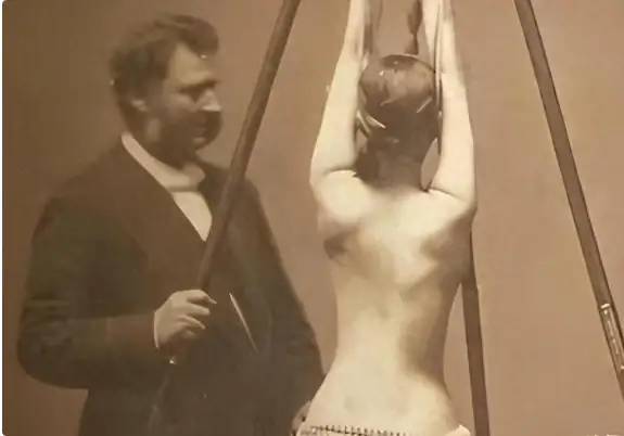 清末老照片：赤身裸体的女子被悬挂起来，这个男子要干什么